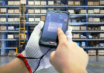 Ручной терминал сбора данных для склада: преимущества и особенности применения